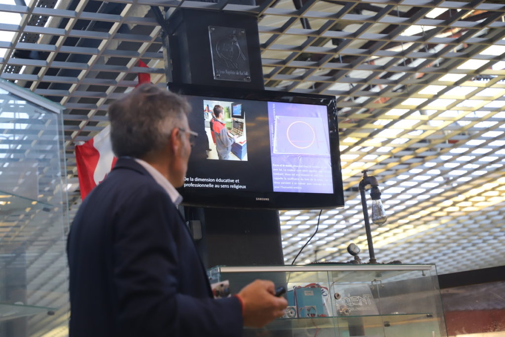 Marc Nicol, adjoint en pastoral expliquant la démarche de travail des lycéens en TRPM concernant la réalisation des supports du "chemin de croix"