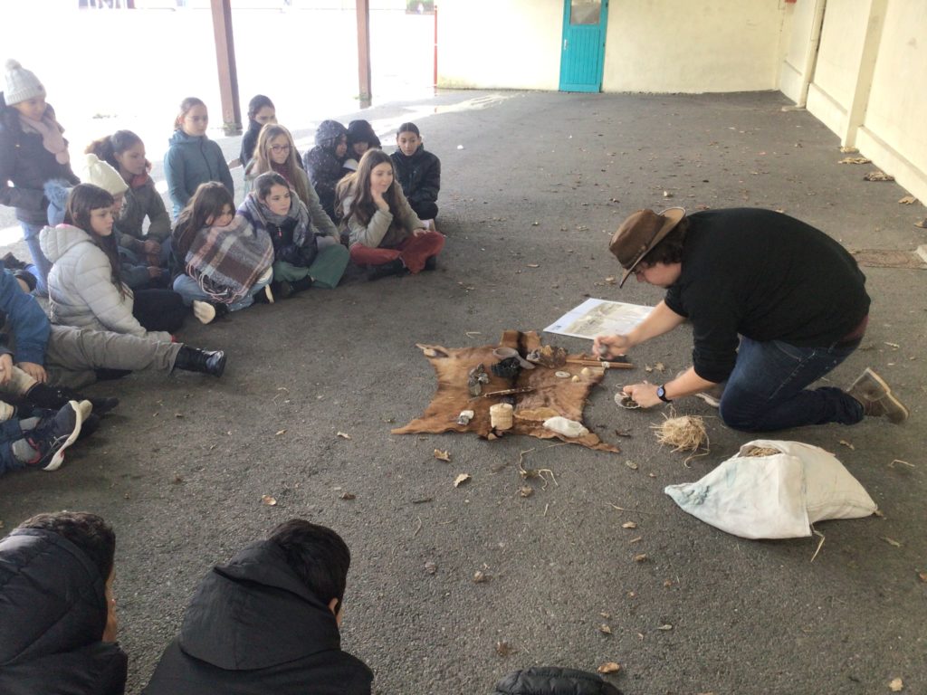 animation sur la maitrise du feu au Paléolithique en classe de 6ème à St Jo Lorient 2