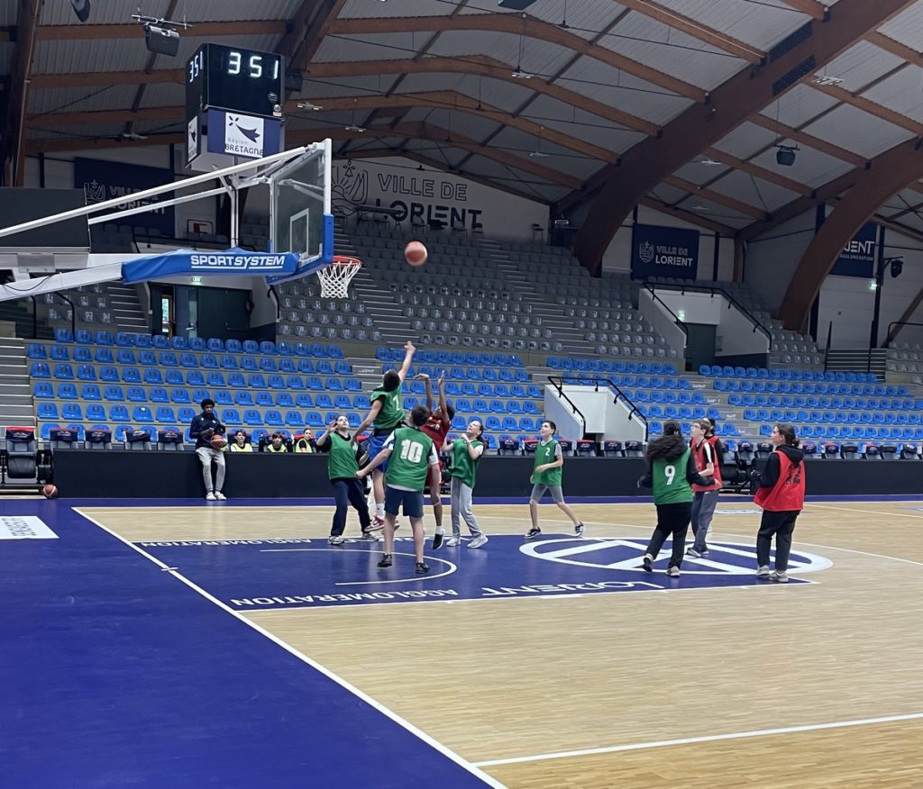 Belle rencontre entre collégiens et joueurs du CEP Lorient 2